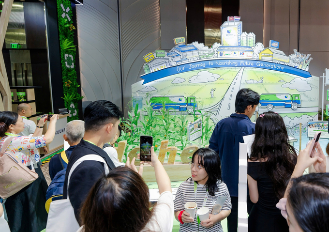 The booth themed 'The journey of nurturing future generations' by De Heus Vietnam made a strong impression at the Green Economy Forum and Exhibition (GEFE) 2024.