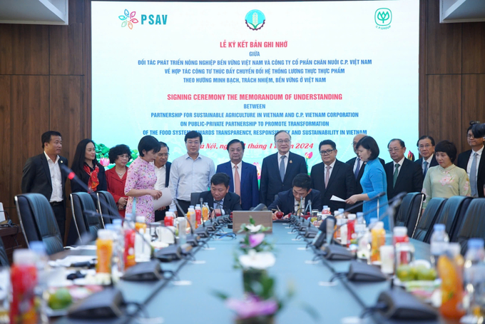 C.P. Group, C.P. Vietnam Livestock Joint Stock Company, and the Partnership for Sustainable Agriculture in Vietnam (PSAV) signed the Memorandum of Understanding. Photo: Linh Linh.