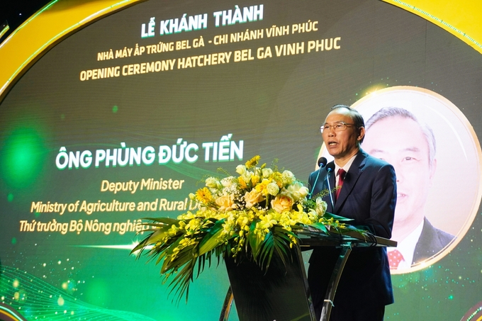 Thứ trưởng Bộ NN-PTNT Phùng Đức Tiến đánh giá cao sự nỗ lực của các doanh nghiệp trong hệ thống liên kết chuỗi nông nghiệp công nghệ cao như: Tập đoàn De Heus, Tập đoàn Hùng Nhơn và Công ty Cổ phần Bel Gà. Ảnh: Hồng Thắm.