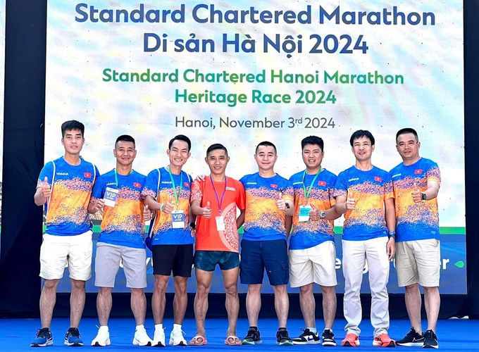 Nguyên Thanh (thứ 3 từ trái qua) về nhì ở nội dung marathon - 42km nam lần này tại Hà Nội.