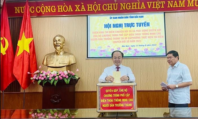 Cán bộ tỉnh Bắc Kạn quyên góp ủng hộ chương trình phổ cập điện thoại thông minh cho người dân trên địa bàn tỉnh. Ảnh: NT. 