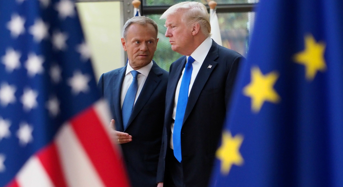 Cựu Chủ tịch Hội đồng châu Âu Donald Tusk và cựu Tổng thống Mỹ Donald Trump gặp nhau hồi năm 2018. Ảnh: AFP.