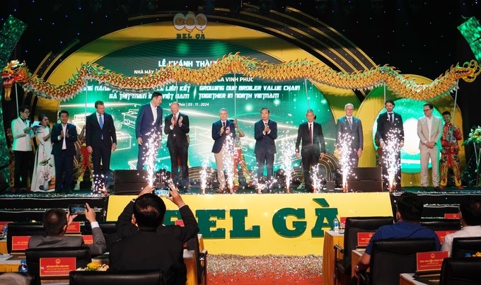 Delegates pressed the button to inaugurate the hatchery factory of BHD Vietnam Co., Ltd. in Vinh Phuc. Photo: Hong Tham.