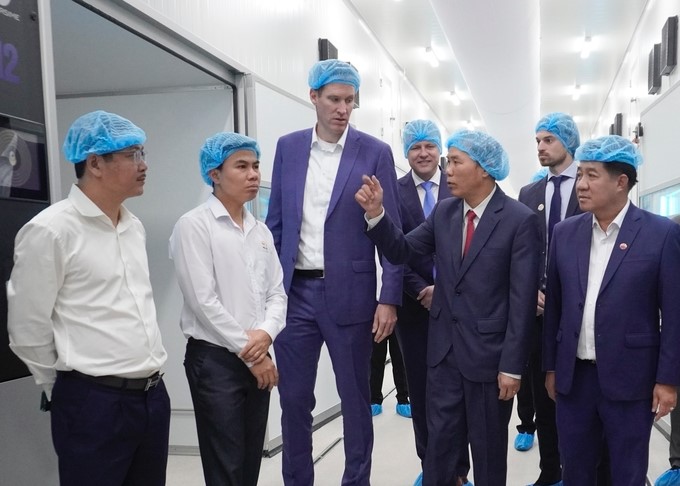 Deputy Minister of Agriculture and Rural Development Phung Duc Tien (red tie) and guests visit Bel Ga's new poultry hatchery factory in Vinh Phuc. Photo: Hong Tham.