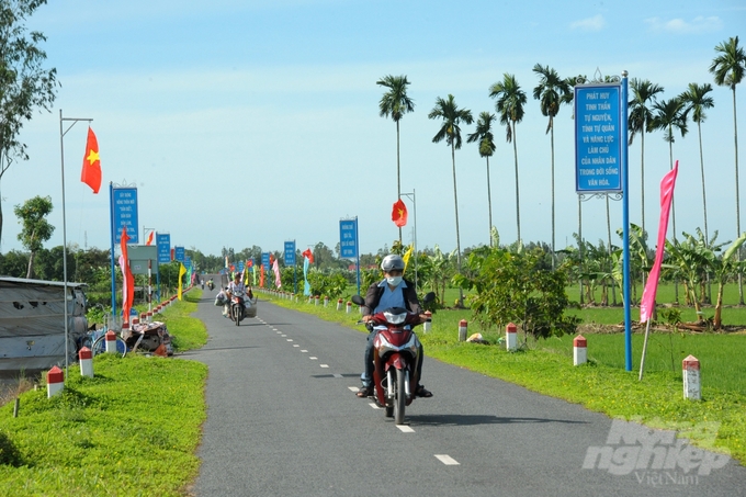 Xây dựng nông thôn mới ở Đồng Tháp đã góp phần quan trọng vào sự phát triển bền vững của nông thôn, xây dựng một môi trường sống xanh, sạch, đẹp và văn minh. Ảnh: Lê Hoàng Vũ.