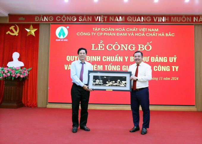 Ông Phùng Quang Hiệp, Bí thư Đảng ủy, Chủ tịch HĐTV Tập đoàn Hoá chất Việt Nam tặng quà lưu niệm chúc mừng ông Nguyễn Đức Ninh hoàn thành nhiệm vụ công tác và nghỉ hưu theo chế độ.