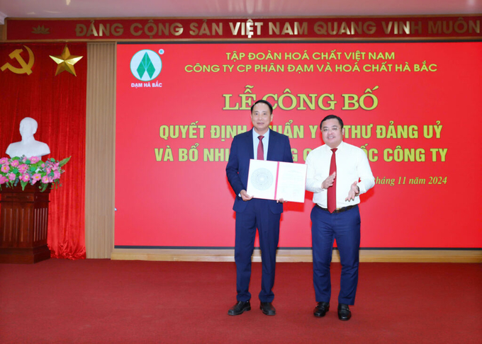 Ông Phùng Quang Hiệp, Bí thư Đảng ủy, Chủ tịch HĐTV Tập đoàn Hóa chất Việt Nam trao Quyết định chuẩn y Bí thư Đảng ủy Công ty Cổ phần Phân đạm và Hóa chất Hà Bắc cho ông Nguyễn Văn Dũng.