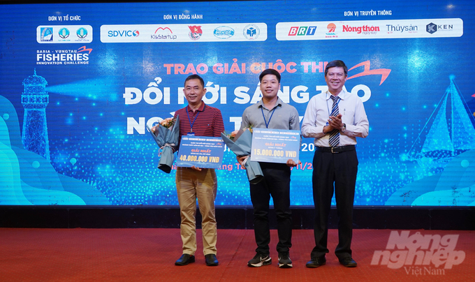 The two projects that won the overall first prize are both technical solutions for shrimp farming. Photo: Le Binh.