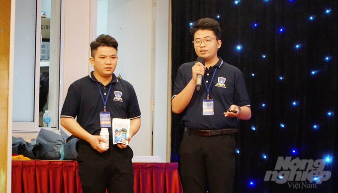 The project on the application of black soldier flies in the raw materials for aquaculture feed, developed by two students from Nguyen Tat Thanh University, won third prize in the project and model competition. Photo: Le Binh.