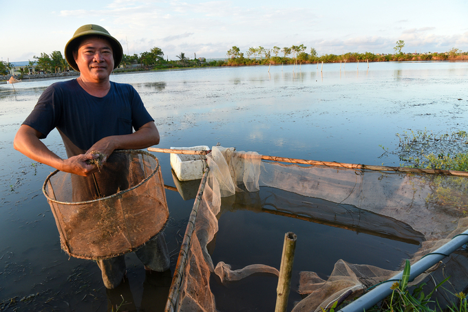 Anh Lương Văn Nhanh (xã Vinh Quang, huyện Tiên Lãng) đẩy riu để bắt tép. Ảnh: Dương Đình Tường.