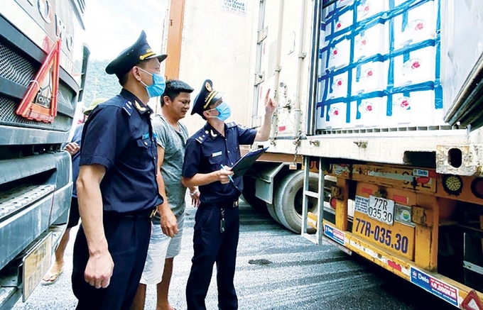 Hải quan Lạng Sơn tăng cường kiểm tra hàng hóa những tháng cuối năm. Ảnh: Trần Huyền.