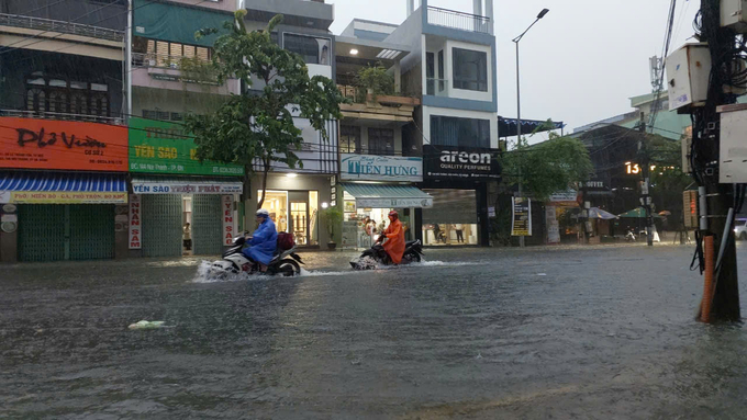 Nhiều tuyến đường ở TP Đà Nẵng ngập sâu, phương tiện giao thông đi lại khó khăn. Ảnh: L.K.