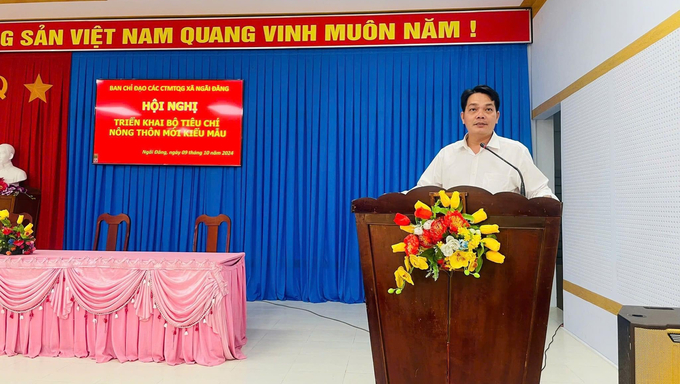 Ông Trần Văn Hiếu, Bí thư Đảng ủy xã Ngãi Đăng trong một cuộc hội nghị triển khai xây dựng NTM của địa phương. Ảnh: Kiều Nhi.