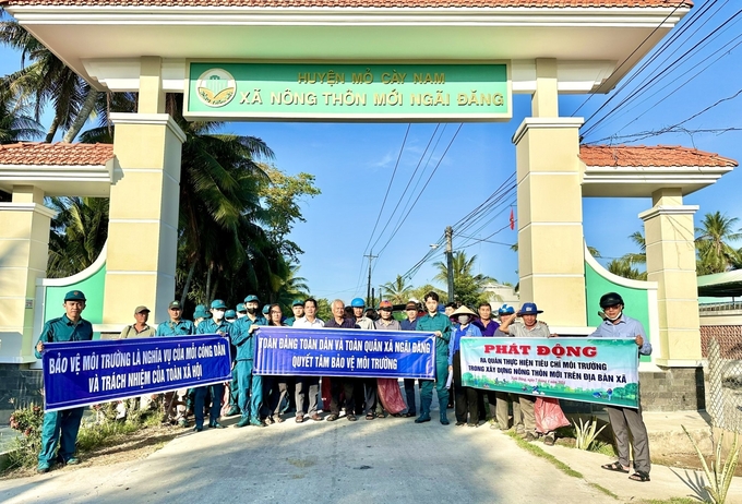 Ông Trần Văn Hiếu phát động ra quân thực hiện tiêu chí môi trường trong xây dựng NTM. Ảnh: Kiều Nhi.