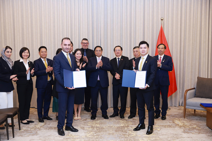 Mr. Do Vinh Quang, Vice Chairman of the Board of Directors of T&T Group (on the right), and Mr. Amir Ali Salemi, CEO of JTA Group, exchange the memorandum of cooperation.