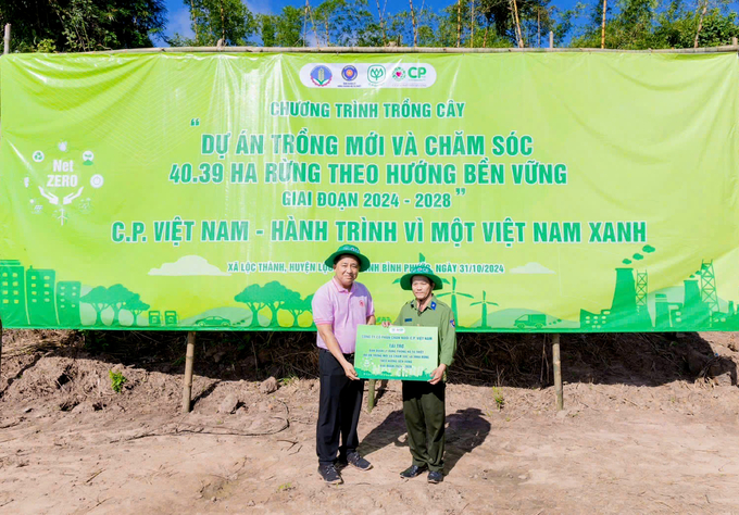 Đại diện C.P. Việt Nam, ông Sawang Chanprasert, trao biểu trưng tài trợ dự án cho Ban Quản lý rừng phòng hộ Tà Thiết.