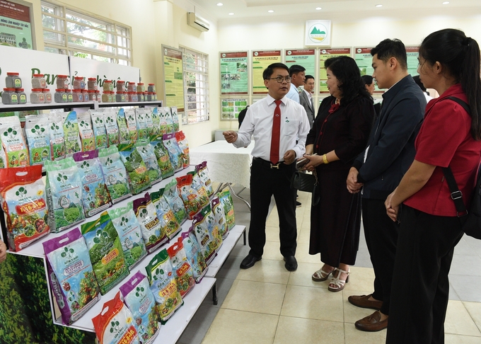 Mr. Nguyen Quoc An, Deputy General Director of Supe Phosphate and Chemical Lam Thao Joint Stock Company, introduced the company’s green trend fertilizer products. Photo: Duong Dinh Tuong.