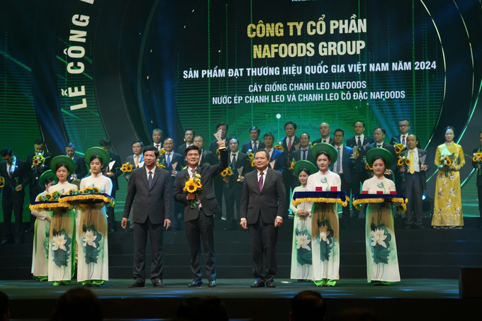 Sánh vai cùng các doanh nông lớn, Nafoods Group vinh dự đoạt được danh hiệu giải thưởng 'Thương hiệu quốc gia' năm nay với sản phẩm cây giống chanh leo công nghệ cao Nafoods. Ảnh: Thu Hải.