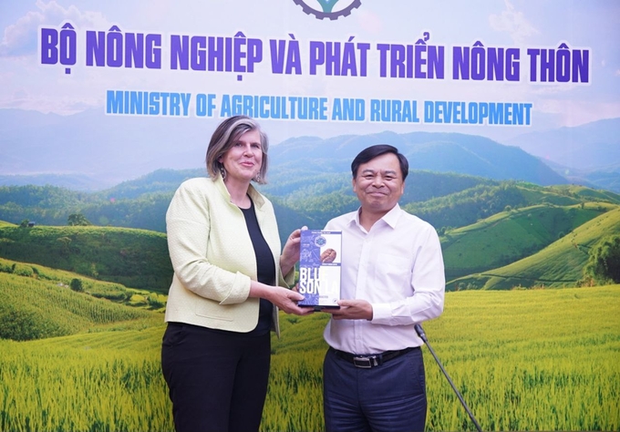 Deputy Minister Nguyen Hoang Hiep presents a souvenir to Ms. Meike van Ginneken, Water Envoy of the Netherlands. Photo: Linh Linh.