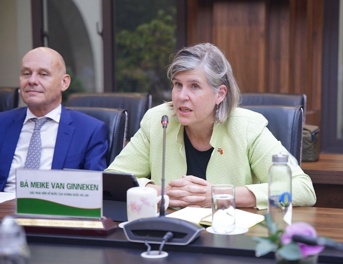 Ms. Meike van Ginneken, Water Envoy of the Netherlands, shares some pilot projects on water sector in the Mekong Delta. Photo: Linh Linh.