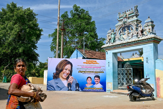 Một tấm áp phích cổ vũ bà Kamala Harris tại ngôi làng Thulasendrapuram ở bang Tamil Nadu, Ấn Độ, quê ngoại của Phó Tổng thống Mỹ. Ảnh: AFP.