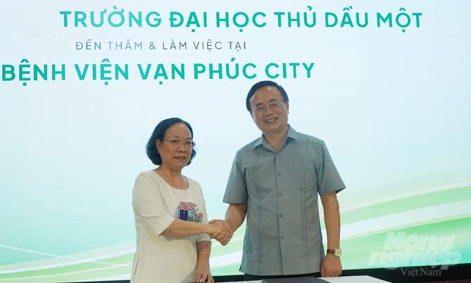 Bệnh viện Vạn Phúc City và Trường Đại học Thủ Dầu Một ký kết thỏa thuận hợp tác. Ảnh: Thùy Lâm.