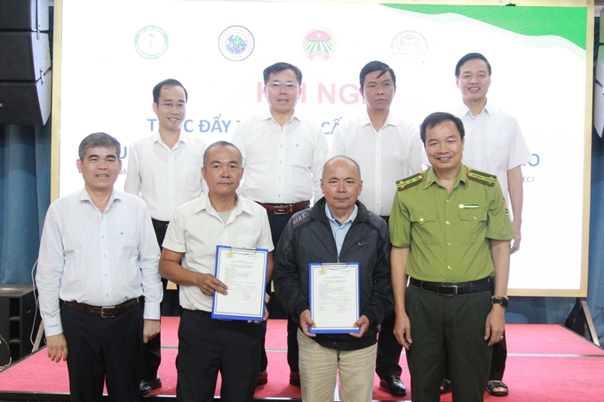 Yen Bai Provincial Forest Protection Department is granting forest production unit code. Photo: Thanh Tien. 