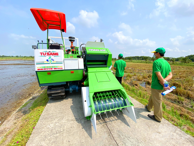 Các thiết bị cơ giới của Tư Sang đã chứng minh hiệu quả vượt trội khi được áp dụng trong mô hình canh tác lúa giảm phát thải tại ĐBSCL. Ảnh: Lê Hoàng Vũ.