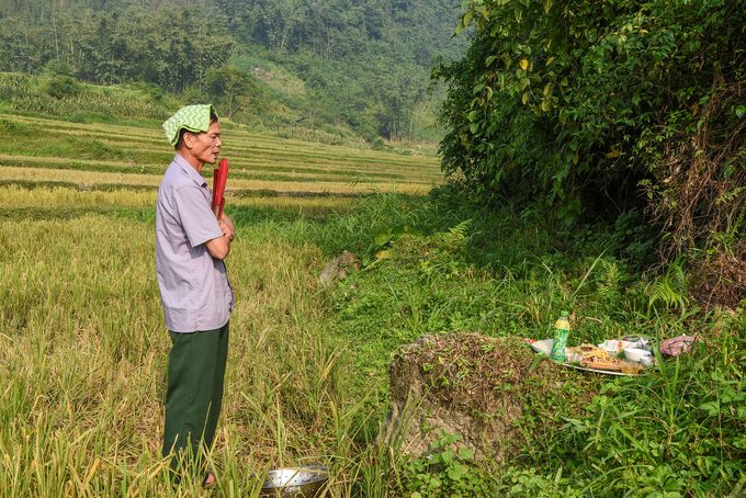 Thầy cúng xin thần núi, thổ địa cho phép mở đường dân sinh. Ảnh: Dương Đình Tường.