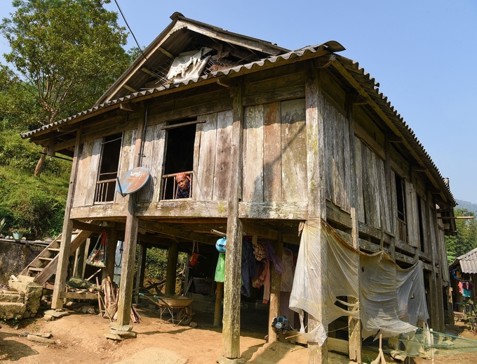 Bà Bùi Thị Ệu ở xóm Cá xã Quyết Chiến trong ngôi nhà nát, đang làm thủ tục bán đất. Ảnh: Dương Đình Tường.