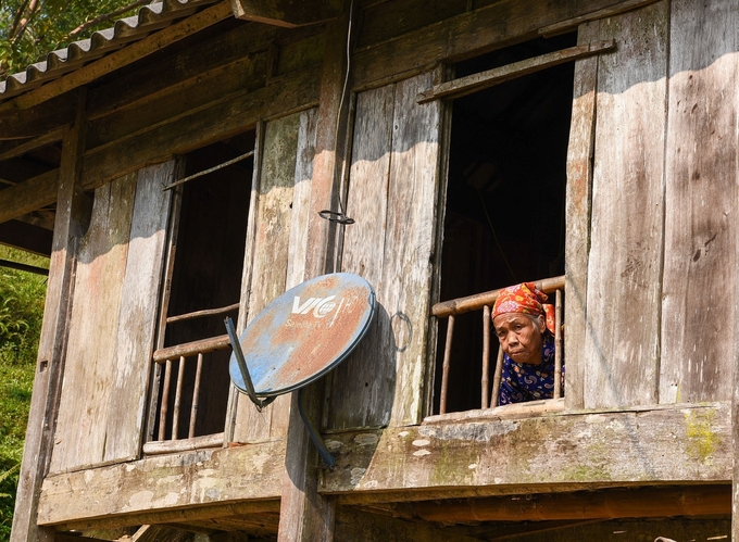 Bà Bùi Thị Ệu ở xóm Cá xã Quyết Chiến trong ngôi nhà nát, đang làm thủ tục bán đất. Ảnh: Dương Đình Tường.