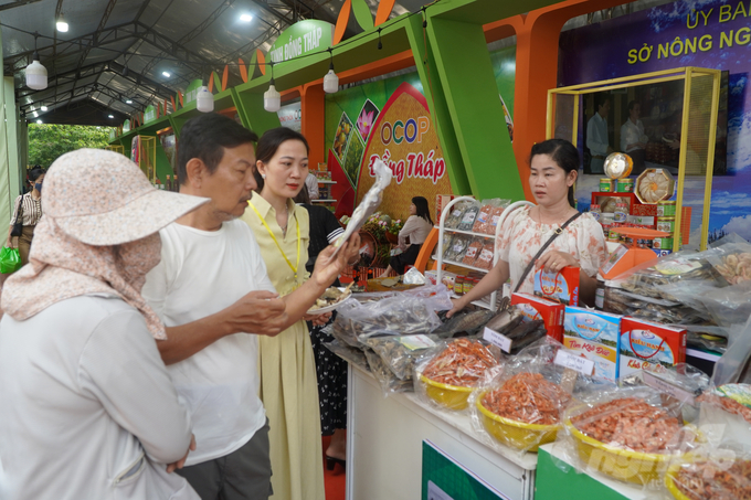  Không gian trưng bày các sản phẩm OCOP, sản phẩm đặc trưng của các tỉnh vùng ĐBSCL. Ảnh: Nguyễn Thủy. 