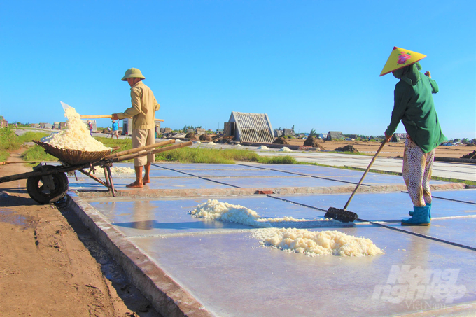 Sản xuất phụ thuộc thời tiết, khí hậu cùng giá cả bấp bênh đang khiến nghề muối Bạch Long ngày càng mai một. Ảnh: Kiên Trung.