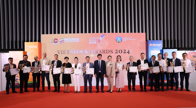 Vietstock Awards 2024 vinh danh 12 doanh nghiệp với 8 hạng mục giải thưởng. Ảnh: Hồng Thắm.