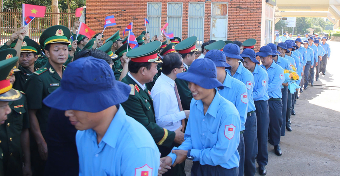 Các Đội tìm kiếm, quy tập hài cốt liệt sĩ hăng hái lên đường sang Campuchia làm nhiệm vụ. Ảnh: CTV.