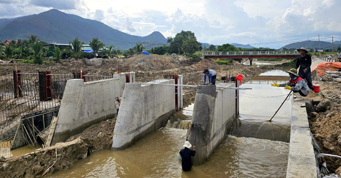 Đơn vị thi công nỗ lực sửa chữa đập Gò Mè. Ảnh: KS.