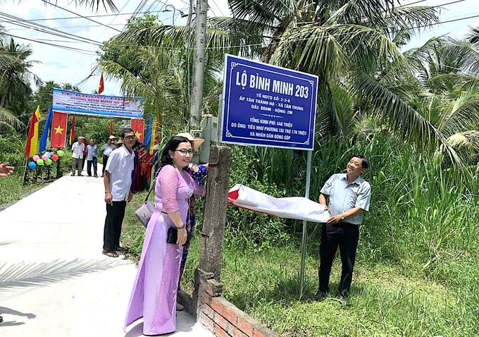 Hầu hết, các công trình giao thông nông thôn của xã Tân Trung đều có sự góp sức của ông Mười Trung. Ảnh: Kiều Nhi.