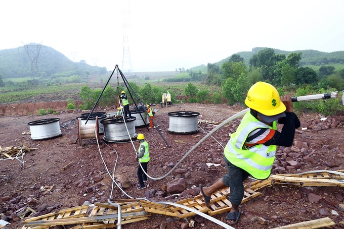 Thi công kéo dây đường dây 500kV mạch 3 đoạn qua huyện Cẩm Xuyên (Hà Tĩnh).