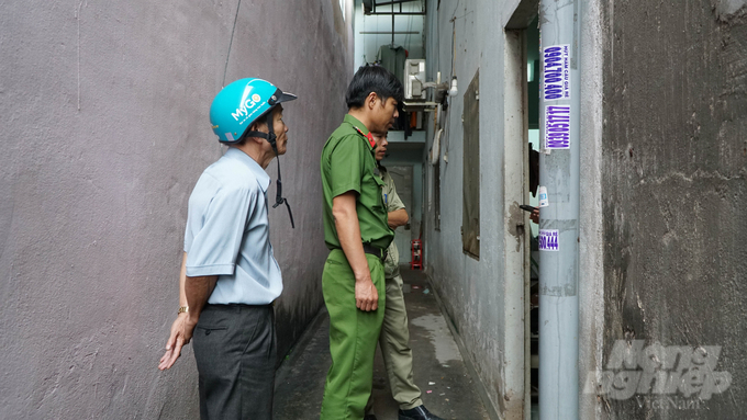 The dog-catching team in Long Binh Tan ward had to ask the police to intervene and warn those who harassed and threatened them while they were performing their duty. Photo: Le Binh.