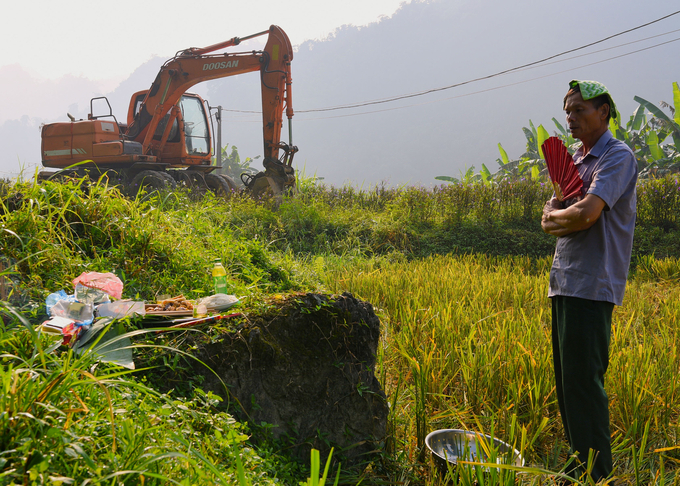 Lễ cúng động thổ mở đường dân sinh dân tự làm ở xóm Cá. Ảnh: Dương Đình Tường.