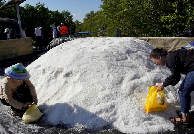 Seafood businesses are facing significant difficulty in sourcing enough pure, non-iodized salt.