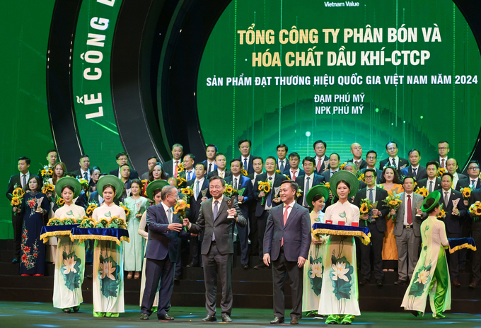 Ông Phan Công Thành, Tổng Giám đốc PVFCCo nhận biểu trưng Thương hiệu Quốc gia 2024. Ảnh: Đức Trung.