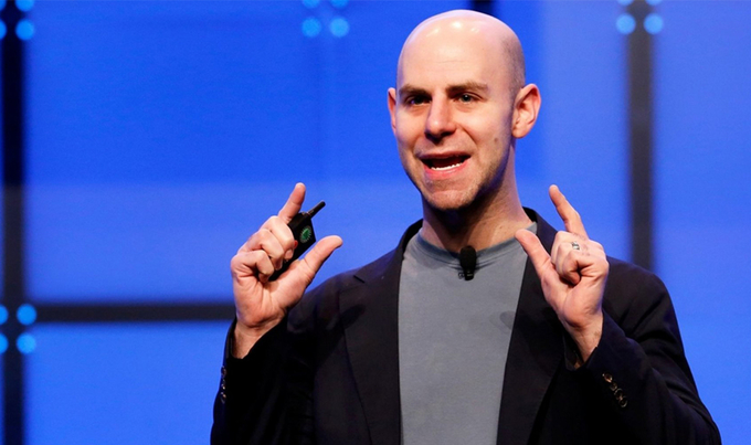 Giáo sư Adam Grant.