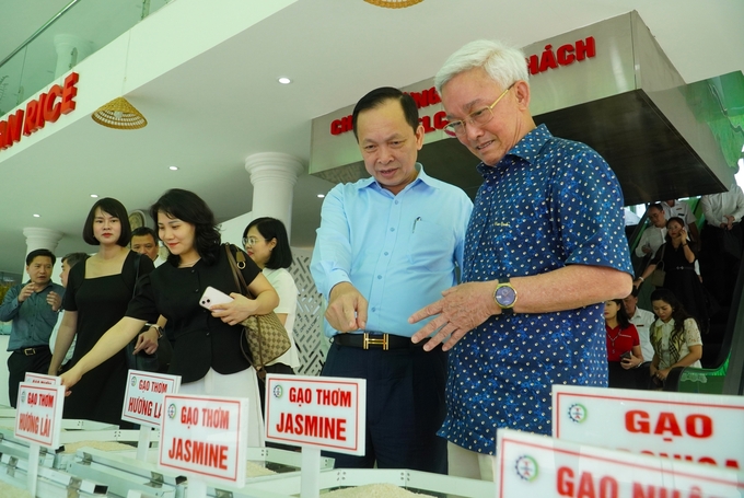 Ông Đào Minh Tú, Phó Thống đốc Ngân hàng Nhà nước Việt Nam khảo sát nhu cầu vay vốn triển khai Đề án 1 triệu ha lúa chất lượng cao tại Công ty Trung An. Ảnh: Kim Anh.