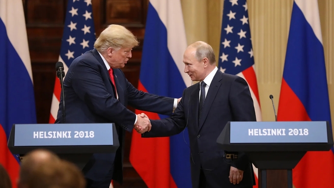 Ông Donald Trump bắt tay với Tổng thống Nga Vladimir Putin tại một cuộc họp báo ở Helsinki vào hồi tháng 7/2018. Ảnh: Bloomberg.