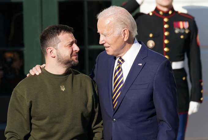 Tổng thống Mỹ Joe Biden chào đón Tổng thống Ukraine Volodymyr Zelensky tại Nhà Trắng hồi tháng 12/2022. Ảnh: Reuters.