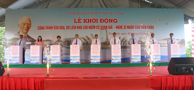 Lãnh đạo tỉnh Trà Vinh cắt băng khánh thành khởi công khu lưu niệm soạn giả Viễn Châu. Ảnh: Hồ Thảo.