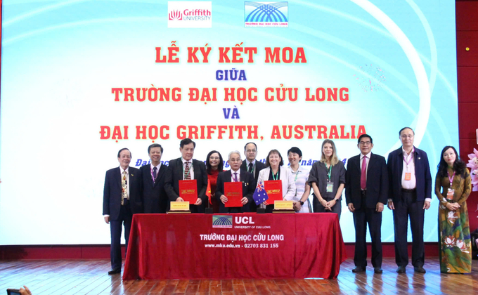 Đại diện Trường Đại học Cửu Long ký kết với đối tác đến từ Australia. Ảnh: HT.