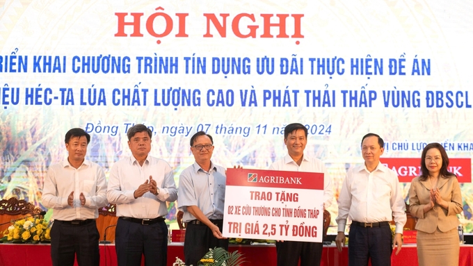 Agribank trao tặng hỗ trợ an sinh xã hội cho tỉnh Đồng Tháp. Ảnh: MH.