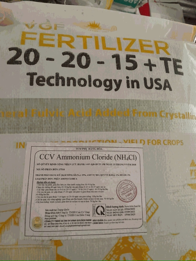 Công ty Con Cò Vàng không nhượng quyền hay làm ăn gì với Công ty TNHH Con Diều Vàng nhưng trên nhãn phụ phân bón NPK 20-20-15 + TE lại ghi: Nhập khẩu bởi Công ty Con Cò Vàng. Ảnh: Đức Trung.